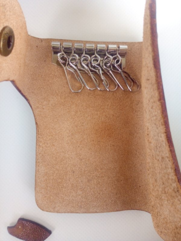 Środek skórzanego etui na klucze z motywem kwiatów wiśni.