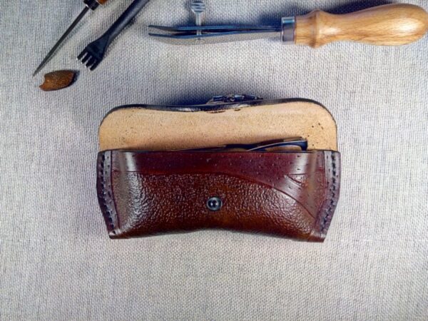 Otwarte skórzane etui na okulary