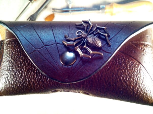 Przód etui ze skóry na okulary.