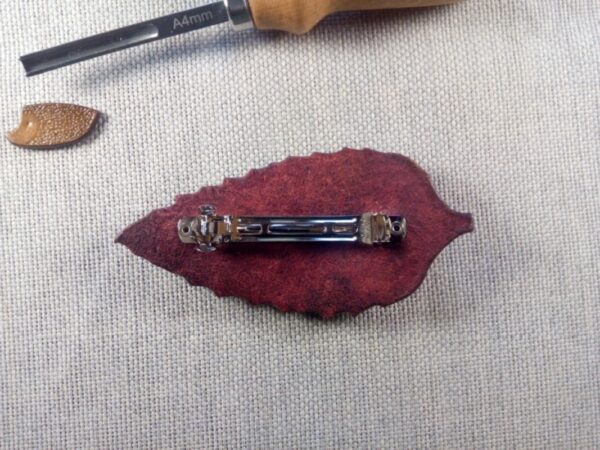 Tył spinki do włosów z pająkiem. Spinka przypina na klamrę.