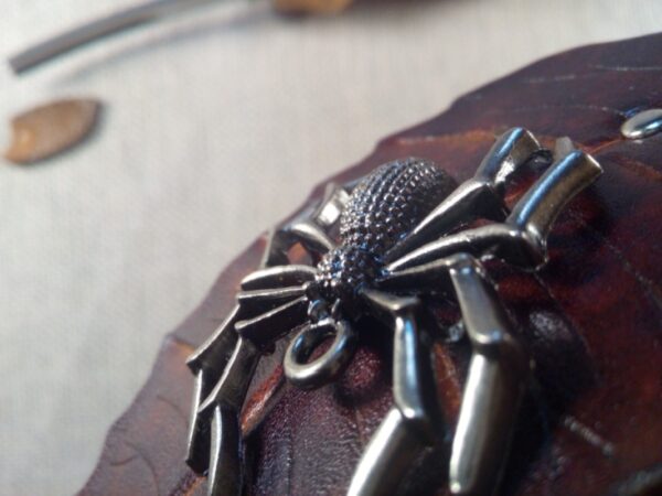 Zbliżenie na pająka skórzanej spinki do włosów.