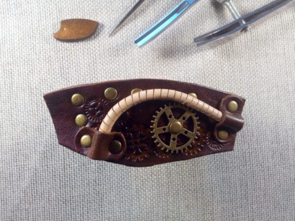 Przód spinki do włosów ze skóry. Steampunk.