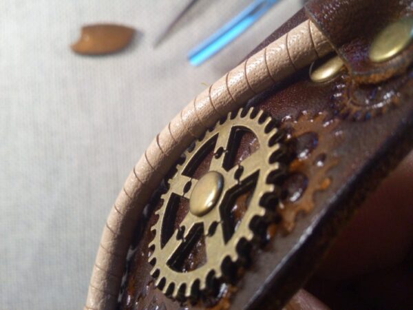 Zbliżenie skórzanej spinki do włosów w stylu stempunkowym.