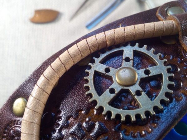 Zbliżenie spinki do włosów ze skóry naturalnej.