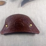 Skórzana spinka do włosów z krokodylem.