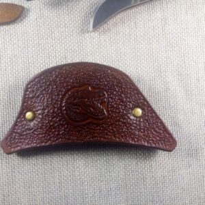 Skórzana spinka do włosów z krokodylem.