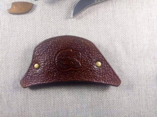 Skórzana spinka do włosów z krokodylem.