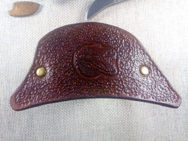 Spinka do włosów ze skóry naturalnej bydlęcej ze wzorem głowy krokodyla.