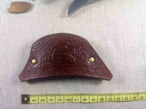 Spinka do włosów ze skóry naturalnej z miarą krawiecką.