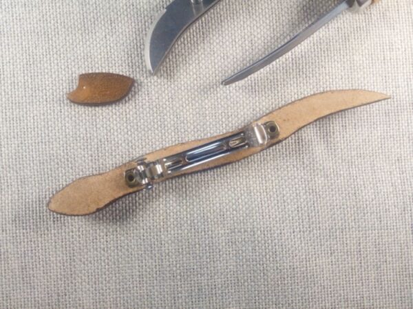 Tył spinki do włosów w kształcie węża ze skóry naturalnej. Wersja 1.