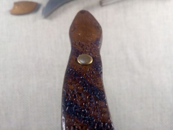 Zbliżenie na skórzaną spinkę do włosów - wersja 1 węża.