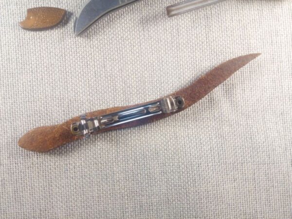 Tył spinki do włosów w kształcie węża ze skóry naturalnej. Wersja 2.