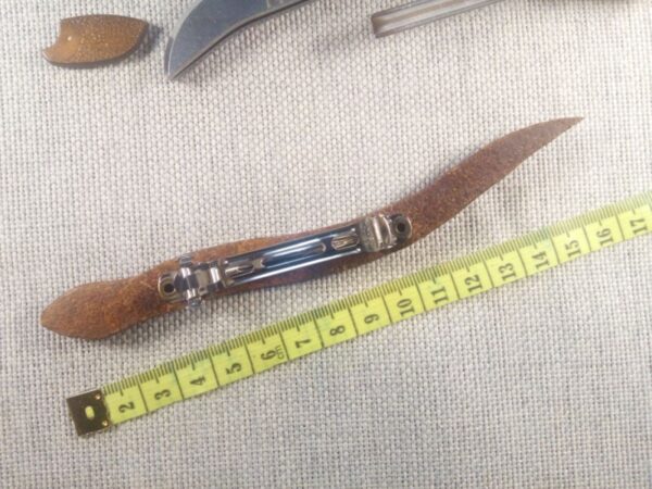 Tył spinki do włosów ze skóry z miarą.