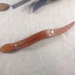 Skórzana spinka do włosów w kształcie węża - wersja 3