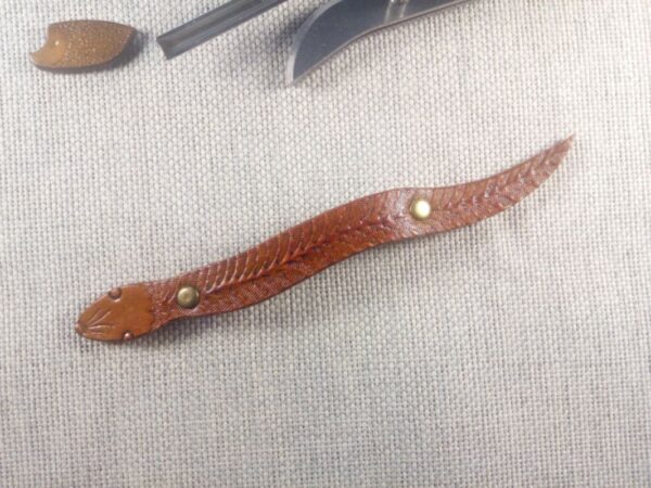 Skórzana spinka do włosów w kształcie węża - wersja 3