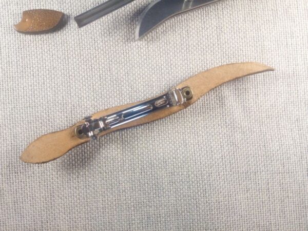 Tył spinki do włosów w kształcie węża ze skóry naturalnej. Wersja 3