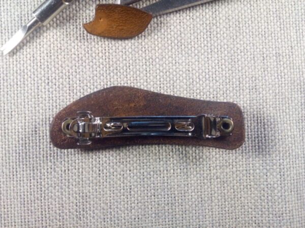 Skórzana spinka do włosów z joginem. Widok z tyłu.