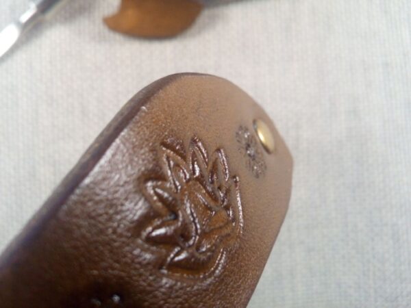 Zbliżenie na skórzaną spinkę do włosów z joginem.