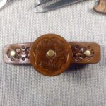 Widok od przodu na skórzaną spinkę do włosów.