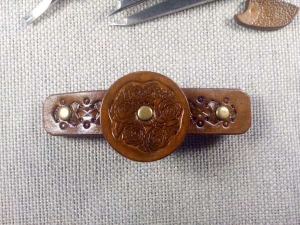 Widok od przodu na skórzaną spinkę do włosów.