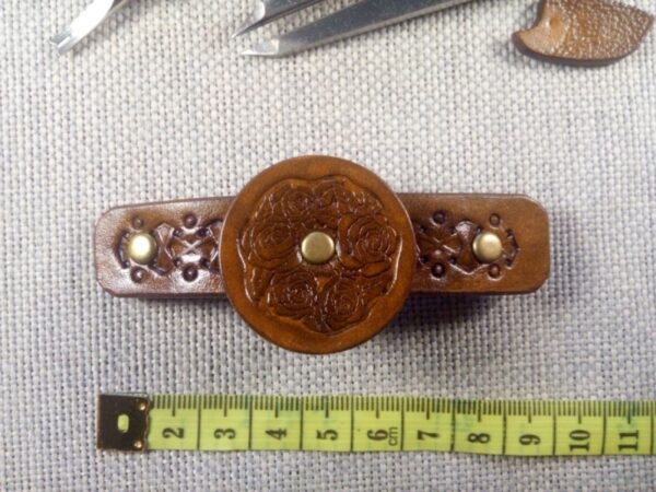 Przód skórzanej spinki do włosów i miary..