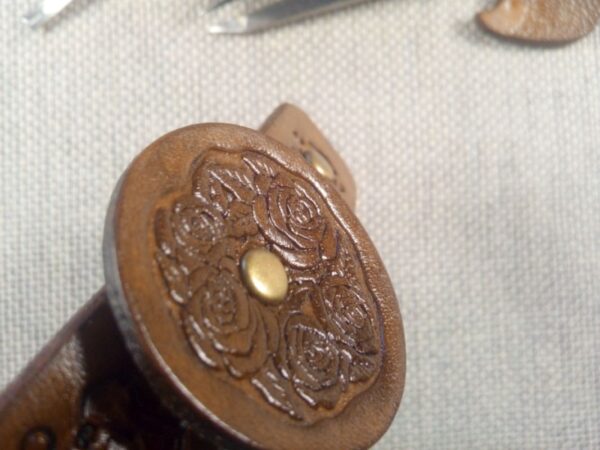 Zbliżenie na róże skórzanej spinki do włosów.