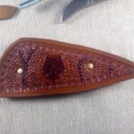 Skórzana spinka do włosów z wytłoczoną głową wilka