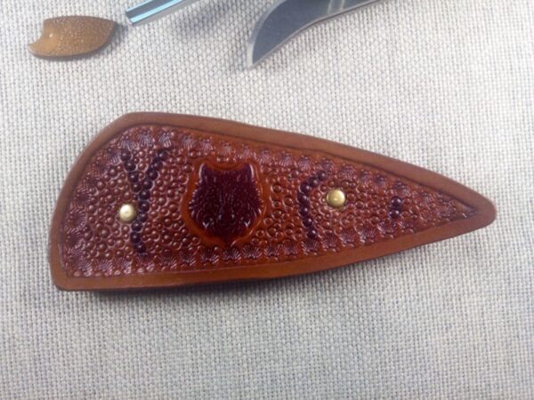 Skórzana spinka do włosów z wytłoczoną głową wilka