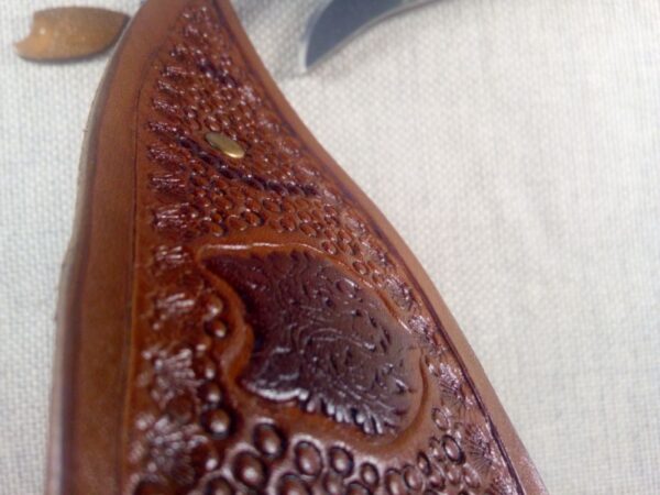 Zbliżenie na głowę wilka spinki do włosów ze skóry naturalnej bydlęcej.