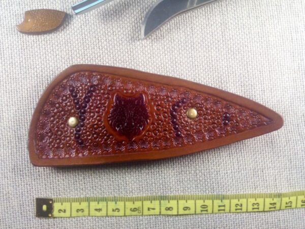 Przód spinki do włosów ze skóry naturalnej z miarą krawiecką.