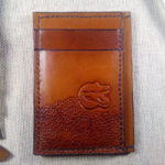 Widok od przodu na skórzane etui na karty płatnicze z krokodylem.