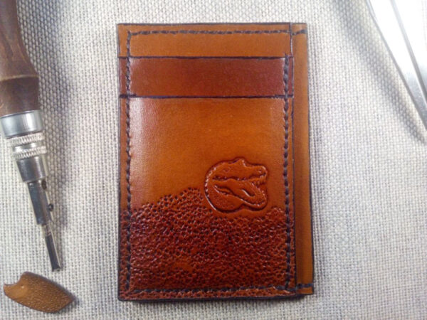 Widok od przodu na skórzane etui na karty płatnicze z krokodylem.