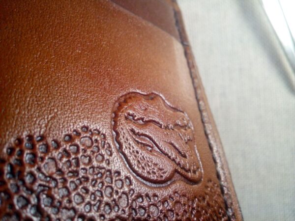 Zbliżenie na krokodyla skórzanego etui na karty płatnicze.