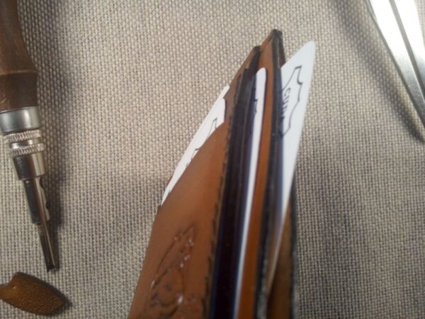 Zbliżenie na karty skórzanego etui na karty płatnicze.