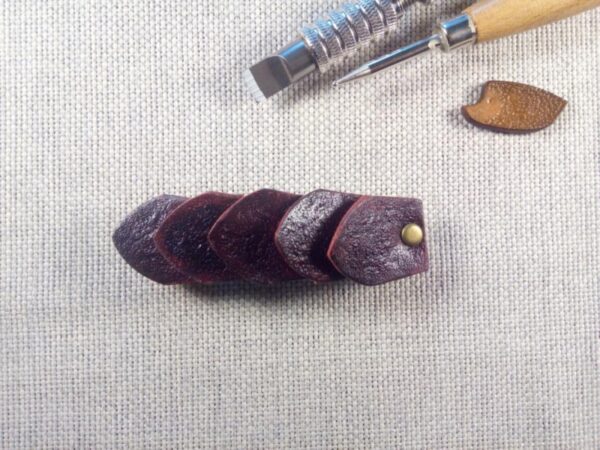 Widok do przodu - skórzana spinka do włosów wykonana z pięciu łusek smoka.