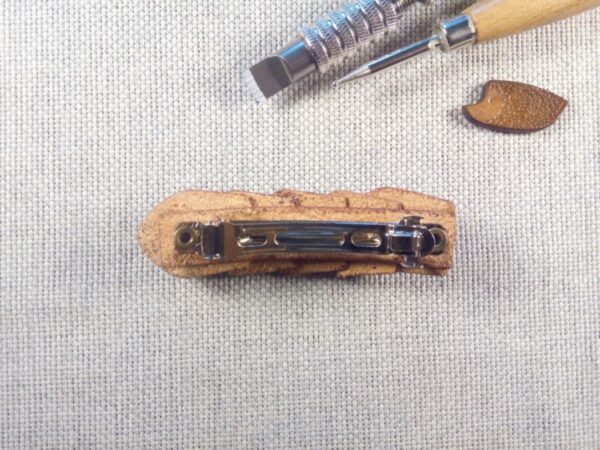 Skórzana spinka do włosów widok od tyłu.