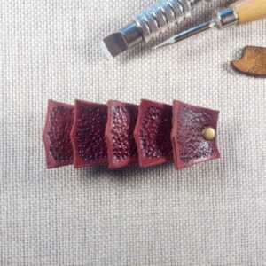 Widok do przodu - skórzana spinka do włosów wykonana z pięciu łusek smoka.