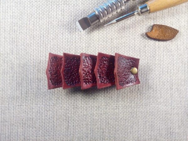 Widok do przodu - skórzana spinka do włosów wykonana z pięciu łusek smoka.