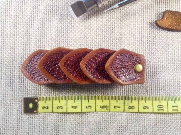 Skórzana pinka do włosów w kolorze brązowym.