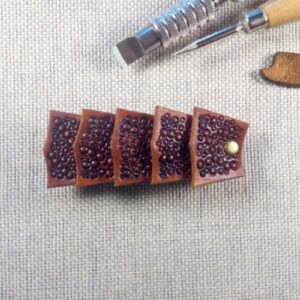 Widok na skórzaną spinkę do włosów.