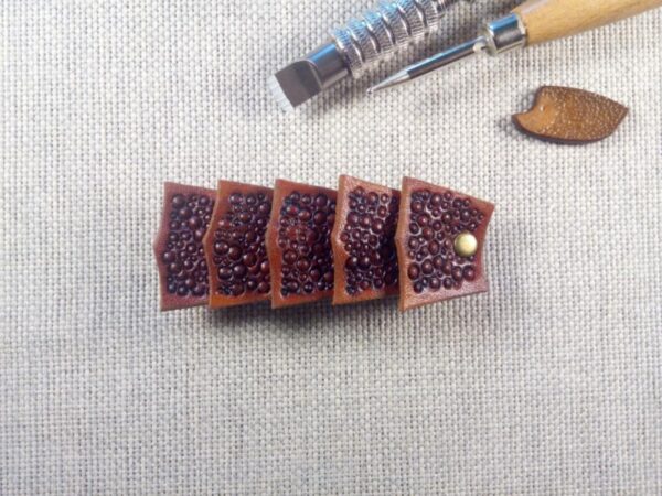 Widok na skórzaną spinkę do włosów.