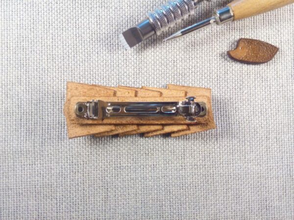 Skórzana spinka do włosów widok na klamrę.