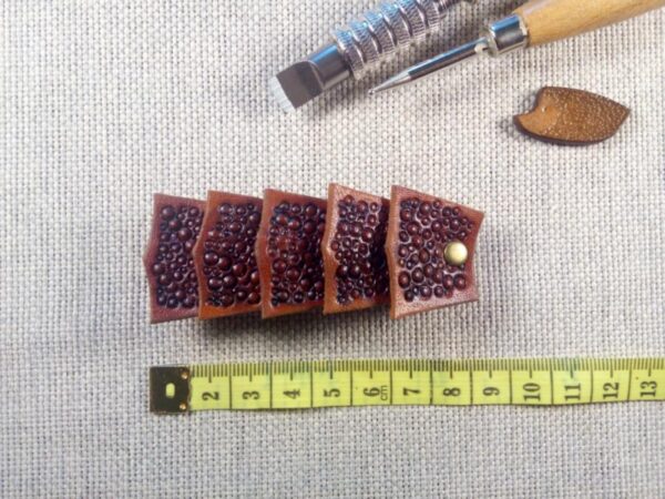 Skórzana pinka do włosów w kolorze brązowym.