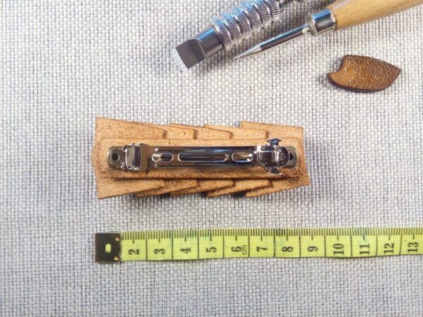 Widok od tyłu na skórzaną spinkę do włosów.