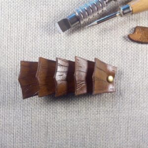 Widok do przodu - skórzana spinka do włosów wykonana z pięciu łusek nadrzewnego smoka.