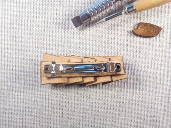 Skórzana spinka do włosów widok na klamrę.