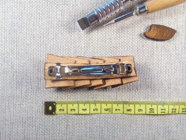 Skórzana spinka do włosów.