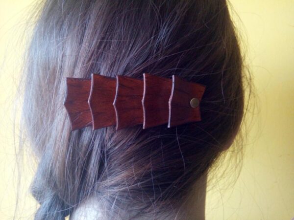Przypięta do włosów spinka z łusek nadrzewnego smoka.