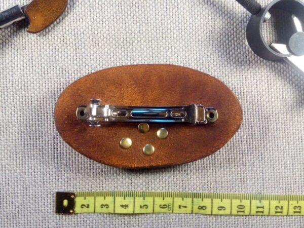 Skórzana spinka do włosów z kwiatem i kryształkami. Widok z linijką.