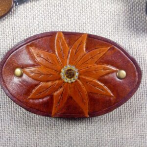 Kwiat z kryształkiem - Skórzana spinka do włosów. Widok od przodu.